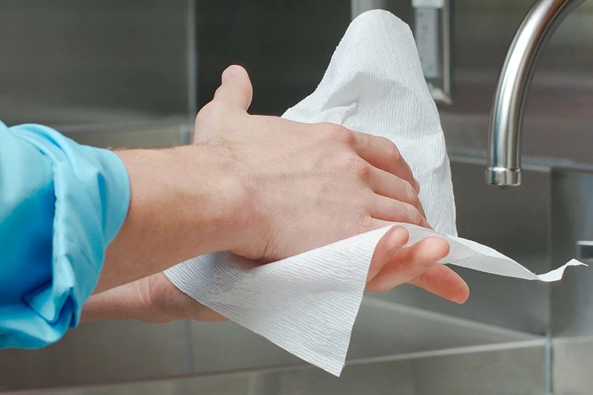 Kaj je bolj higienično: papirnate brisače ali sušilniki za roke?