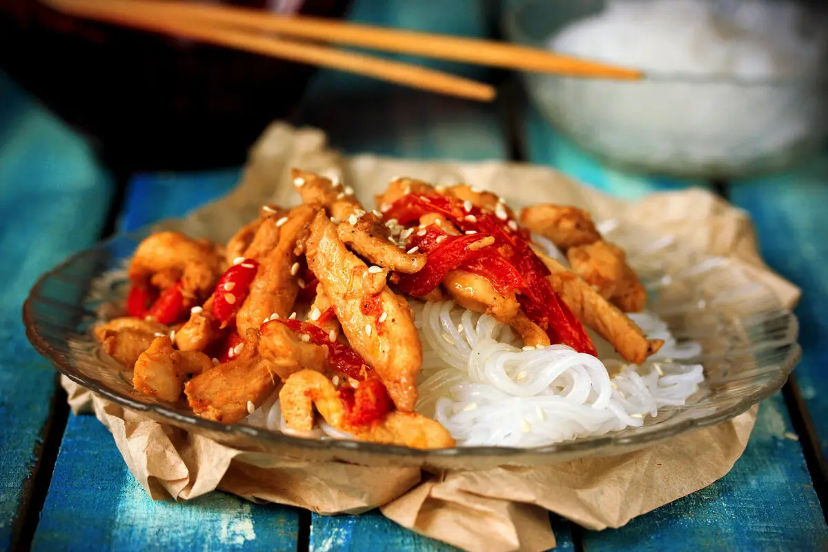 Pečen piščanec z ingverjem in mladim drobnjakom v 30 minutah