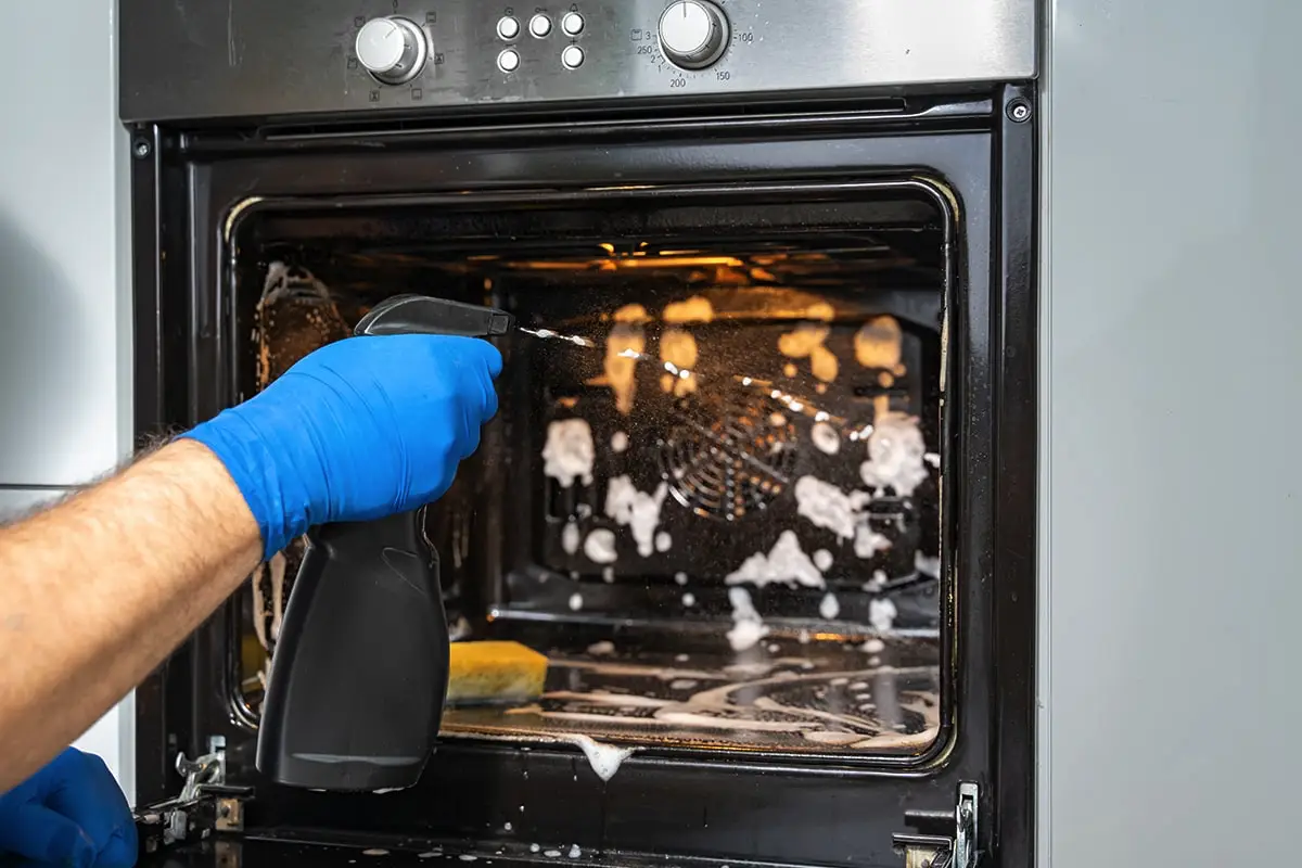 Kako pravilno očistiti pečico: Praktični nasveti za brezhibno delovanje