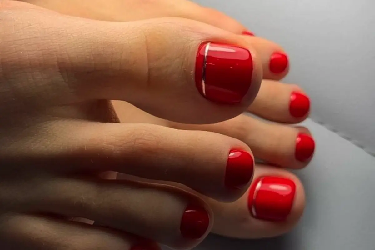 Globoki nude: 5 umirjenih odtenkov za poletni pedikuro, ki se ujemajo z odprto obutvijo