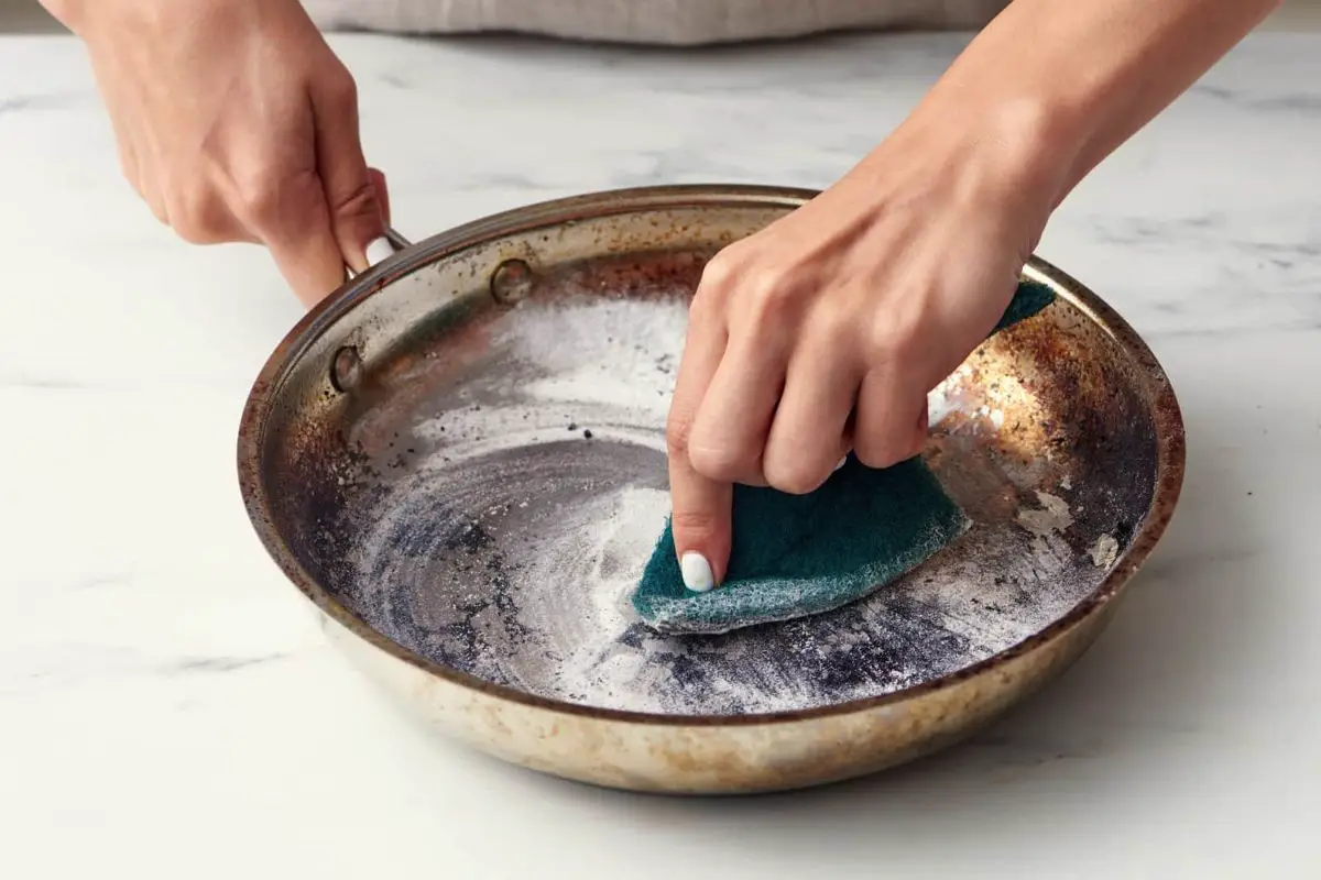 Kako enostavno očistiti pekač z domačimi pripomočki