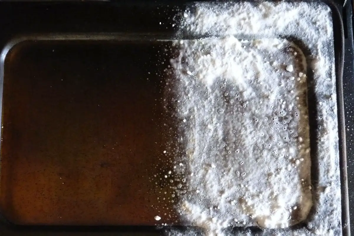 Kako enostavno očistiti pekač z domačimi pripomočki