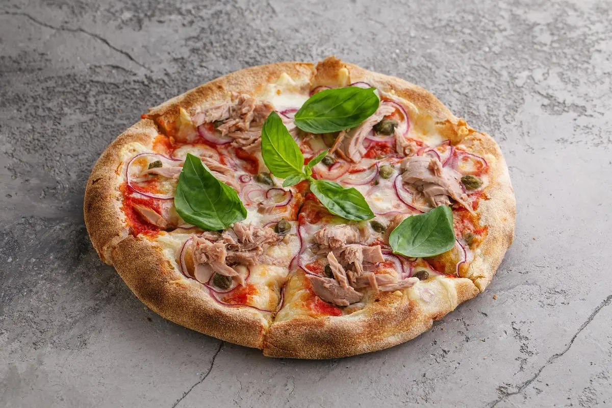 Ne le okusna: Preprosta pica s tunino iz tekočega testa