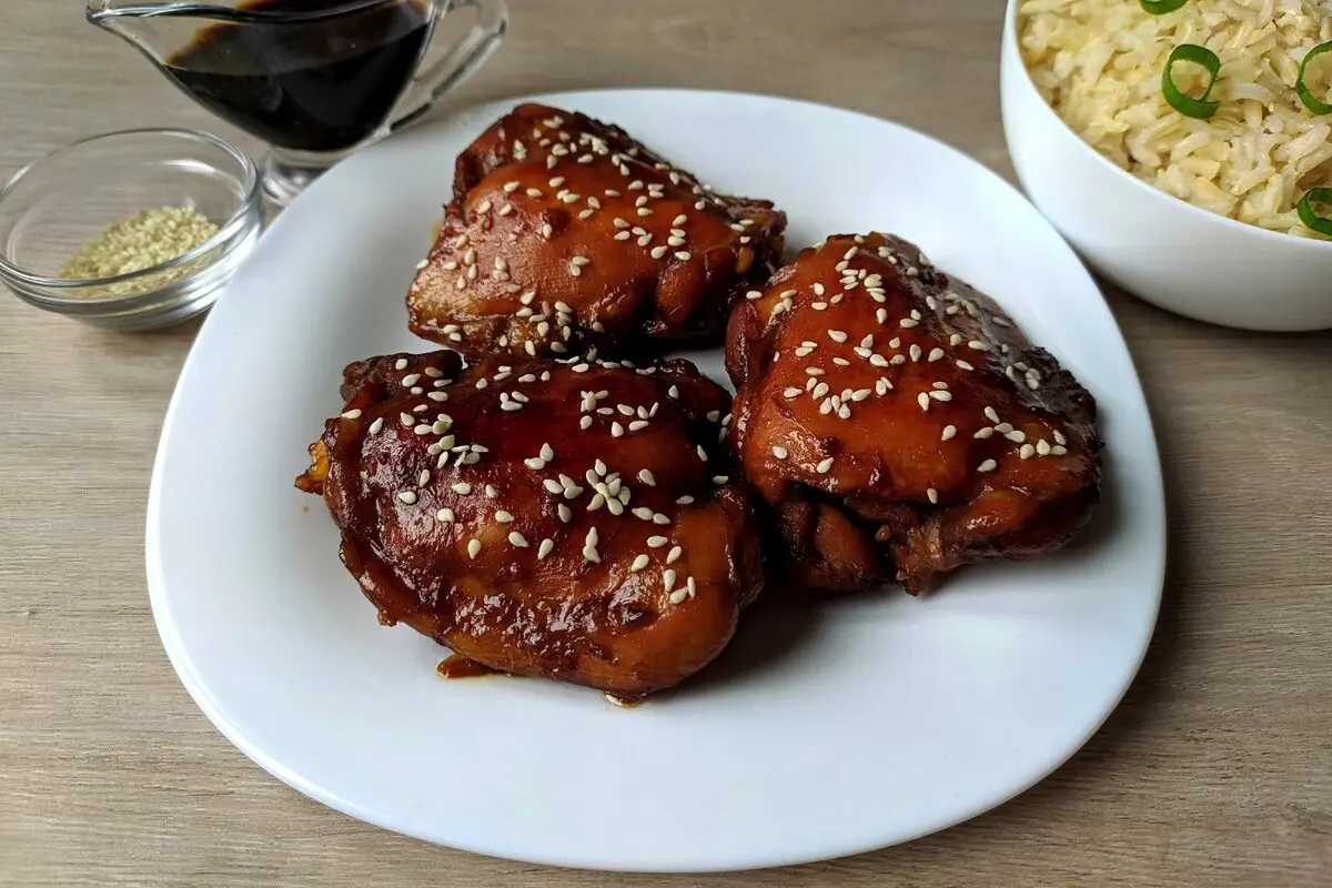 Ne le marinade: Sočna piščančja bedra v kokakoli