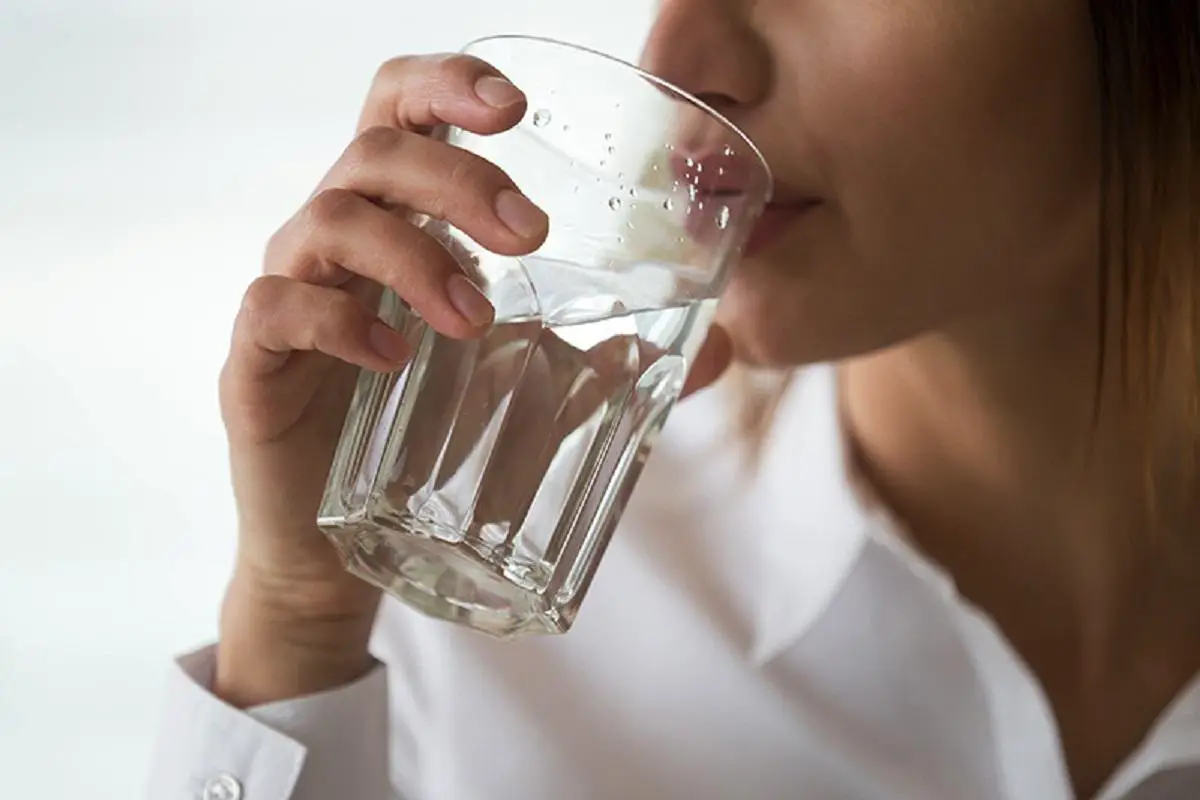 Zakaj je pri prehladu pomembno piti čim več vode?