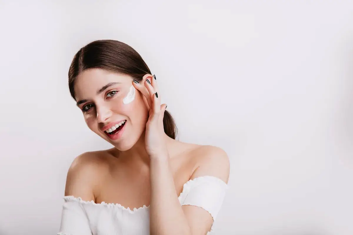 Nega kože pred in po plavanju v bazenu: celovit vodnik za zaščito pred klorom in obnovo