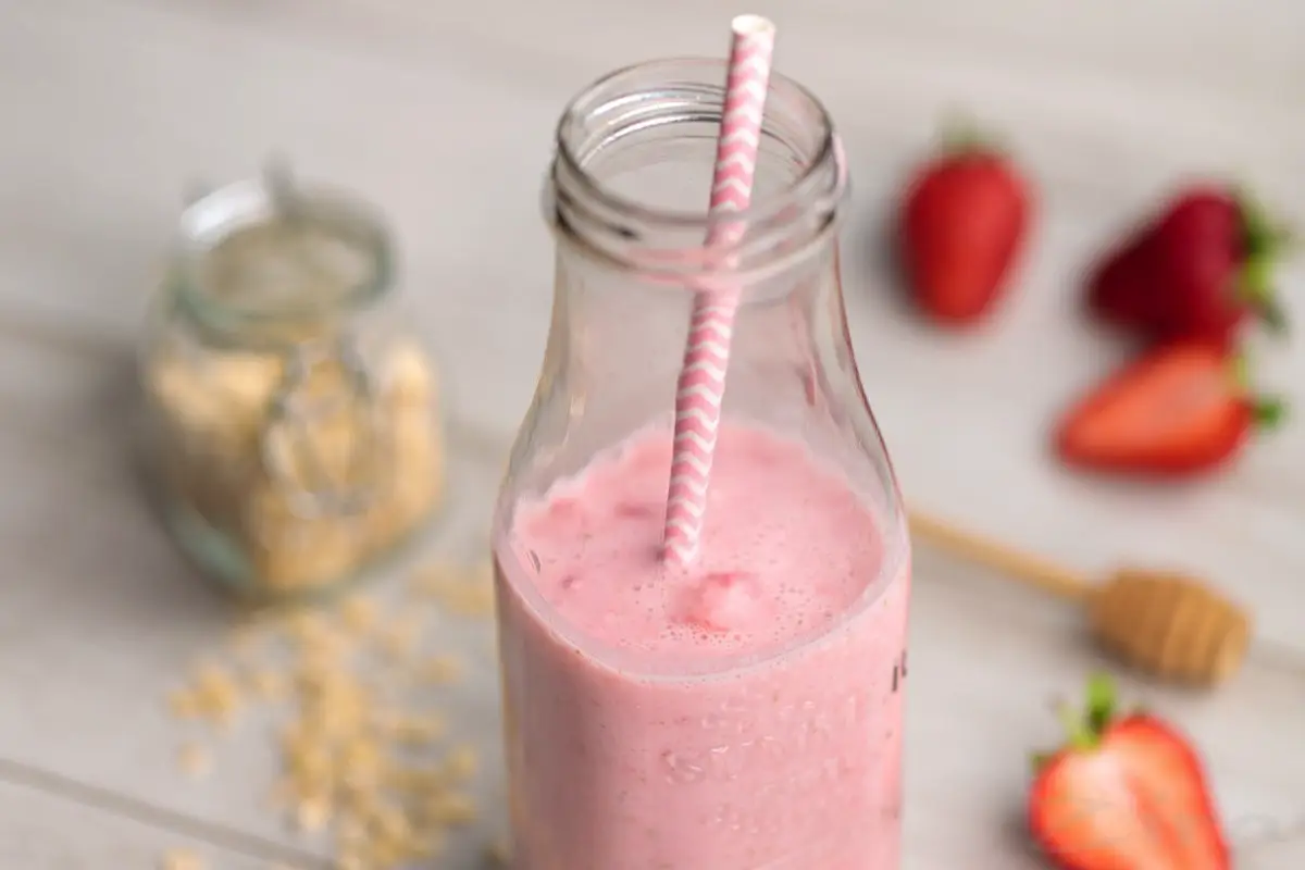 Pripravljamo osvežilni poletni napitek iz TikToka – le iz dveh sestavin!