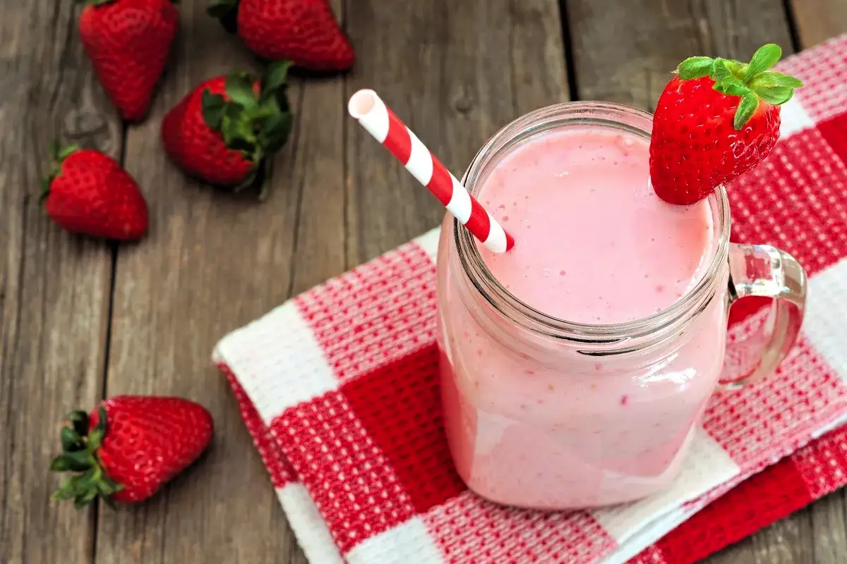 Pripravljamo osvežilni poletni napitek iz TikToka – le iz dveh sestavin!