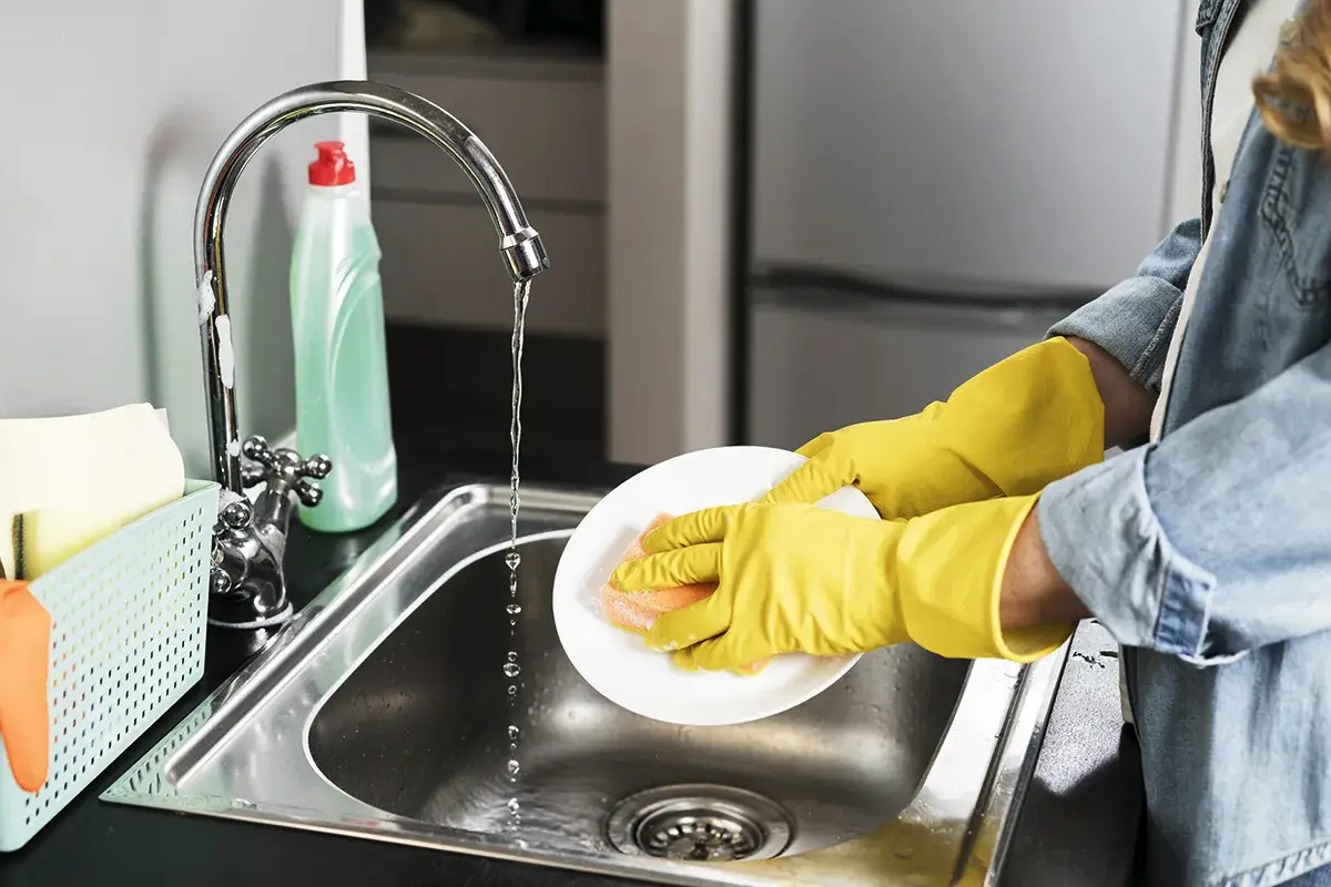 Pomivalni stroj proti ročnemu pomivanju: kaj res prihrani denar?