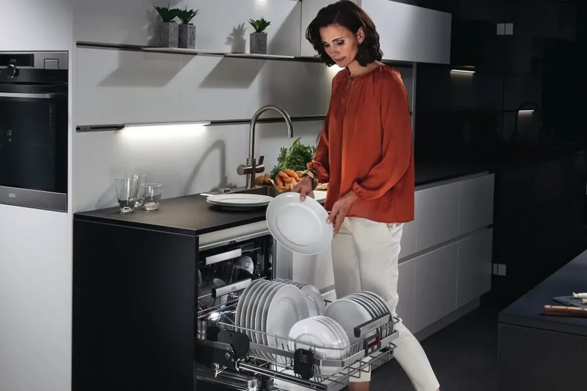 Pomivalni stroj3 Pomivalni stroj proti ročnemu pomivanju: kaj res prihrani denar?