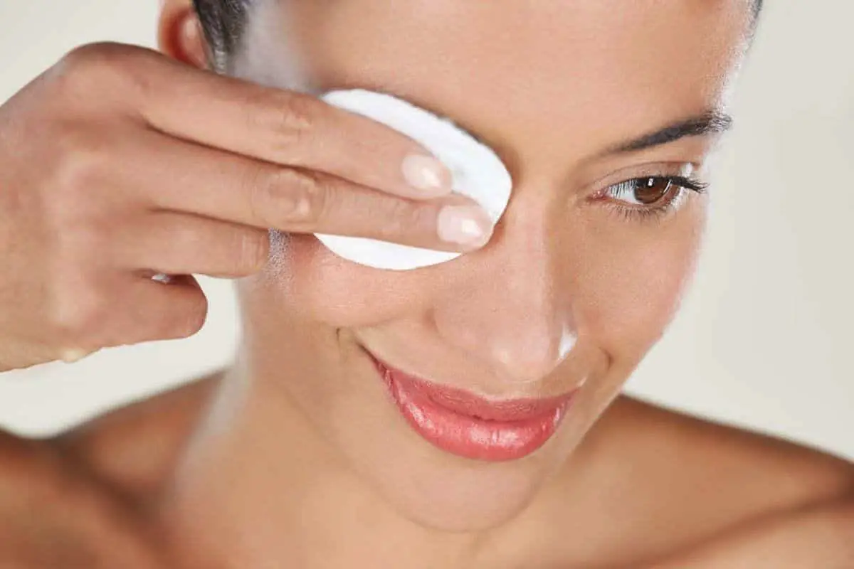 Kako pravilno odstraniti ličila za sijočo in zdravo kožo