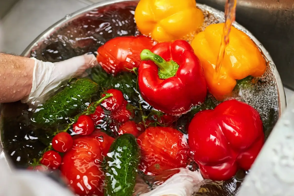 Kako pravilno umivati sadje, zelenjavo in zelišča, da odstranite nečistoče in parazite