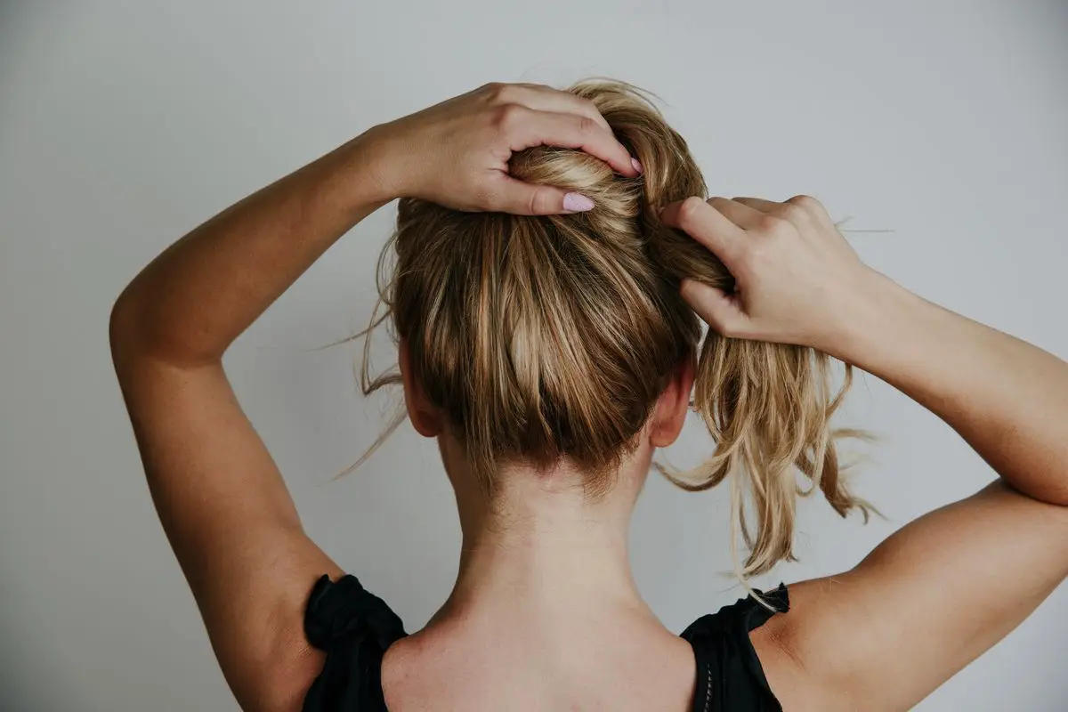 Katera pričeska najbolj škoduje lasem? Vsi jo uporabljamo!
