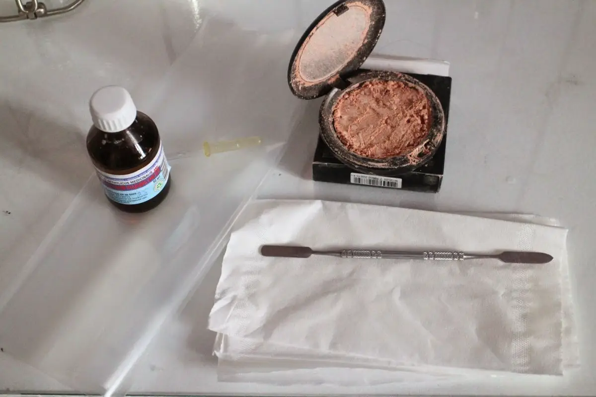 Kako popraviti razbito pudro ali senčila: dva preprosta načina