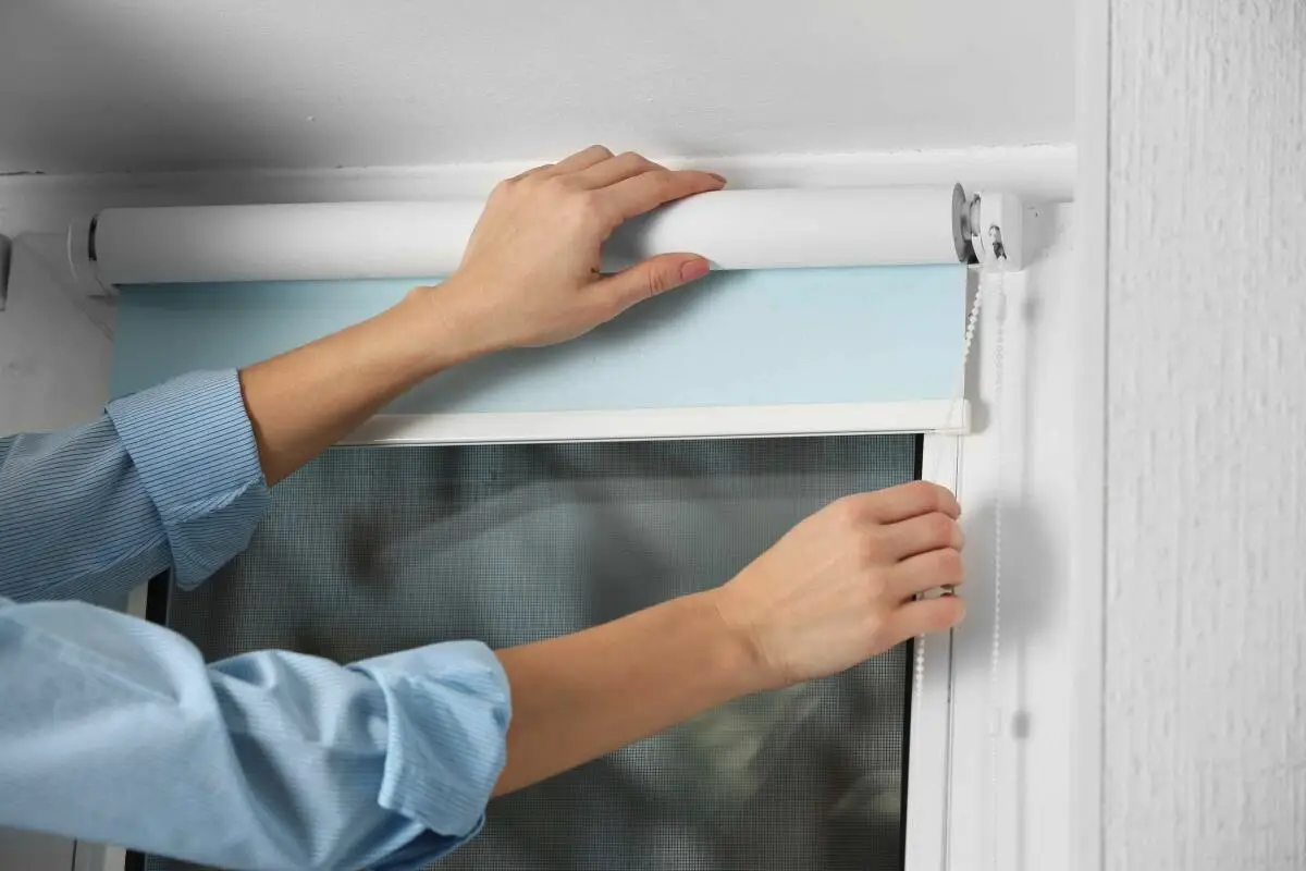 Kako očistiti in oprati rolo zavese, da jih ne poškodujete