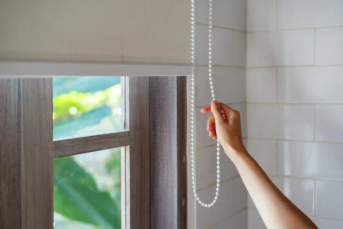 Kako očistiti in oprati rolo zavese, da jih ne poškodujete