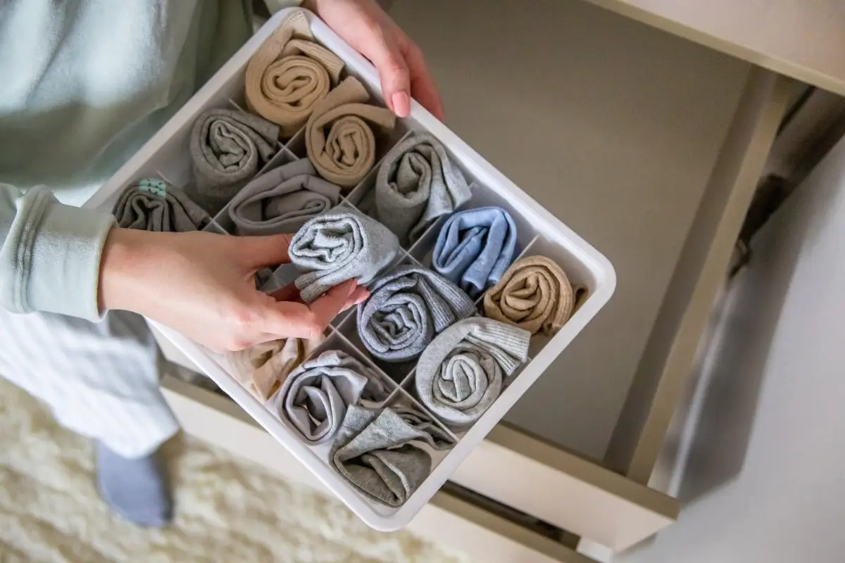 Kako shranjevati nogavice, da zavzamejo manj prostora in trajajo dlje