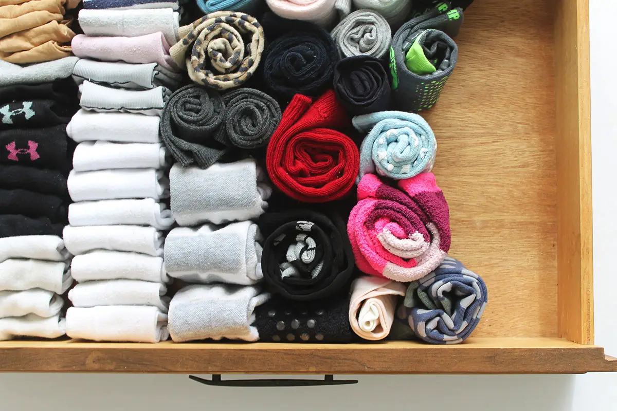 Kako shranjevati nogavice, da zavzamejo manj prostora in trajajo dlje