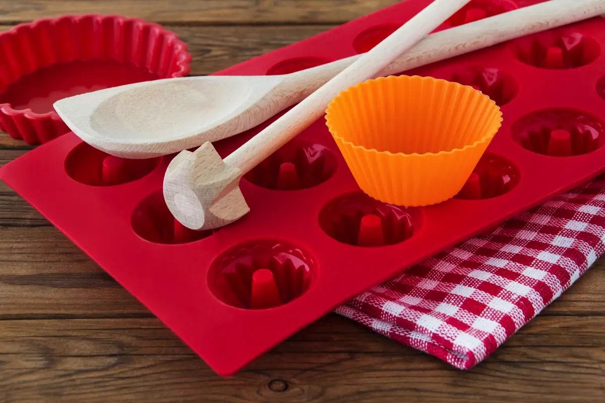 Kako očistiti silikonske pekače od trdovratne maščobe: Preprost in učinkovit način