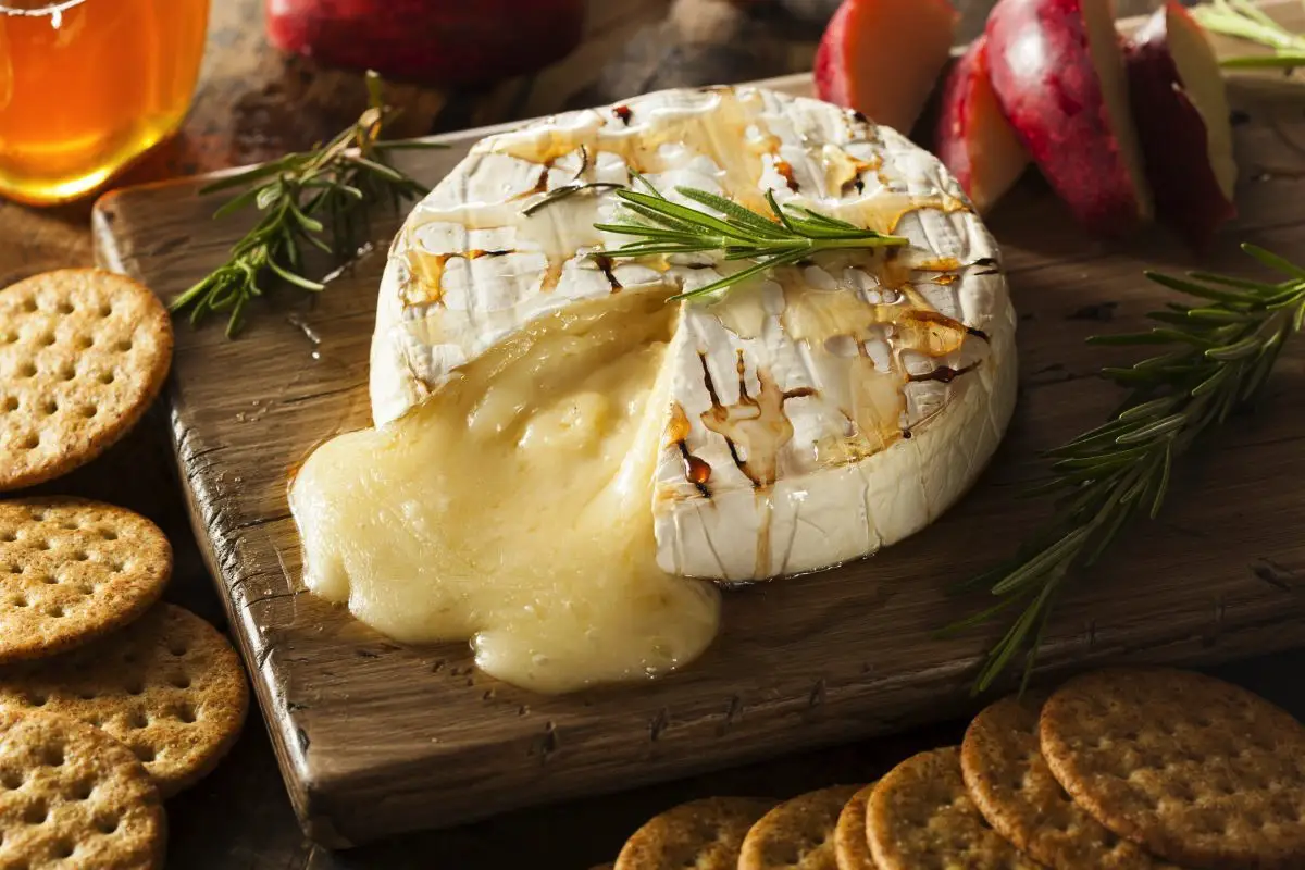 Ne le sir: Zakaj je stopljen sir okusnejši od običajnega?