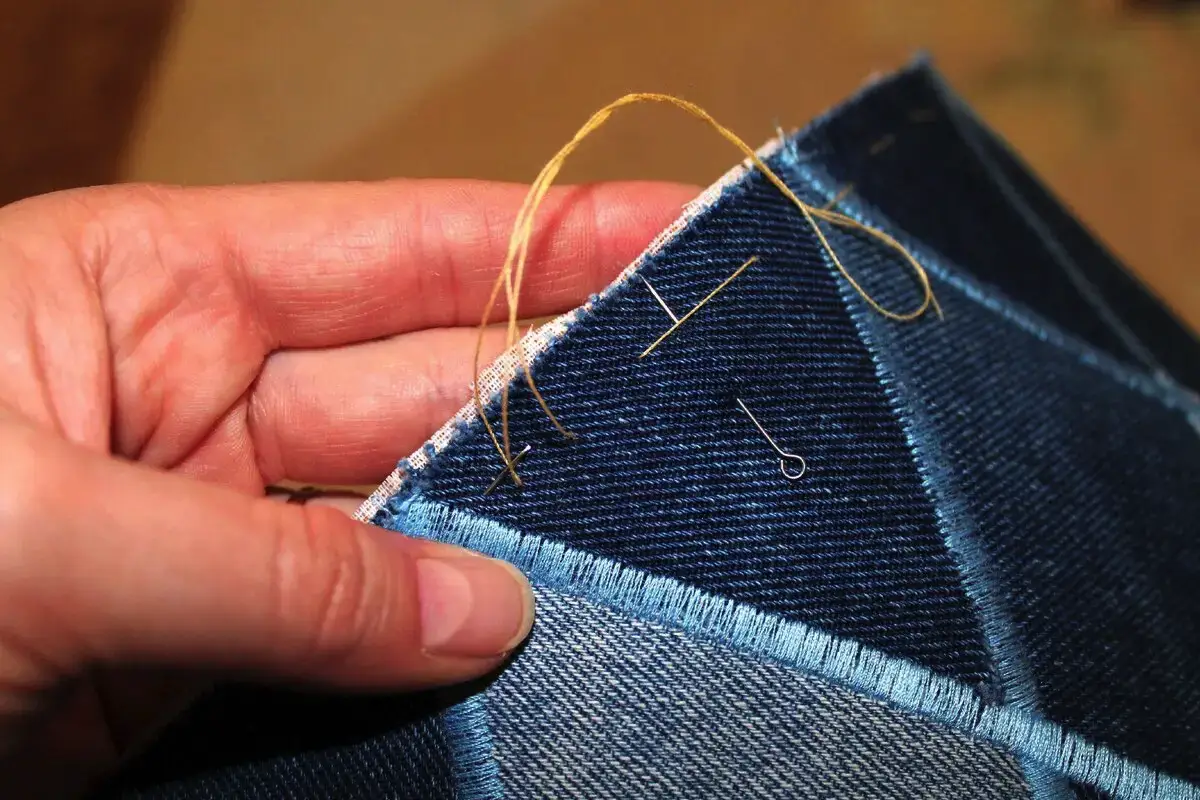 Kako skrajšati kavbojke: Vodnik za tiste, ki ne znajo šivati