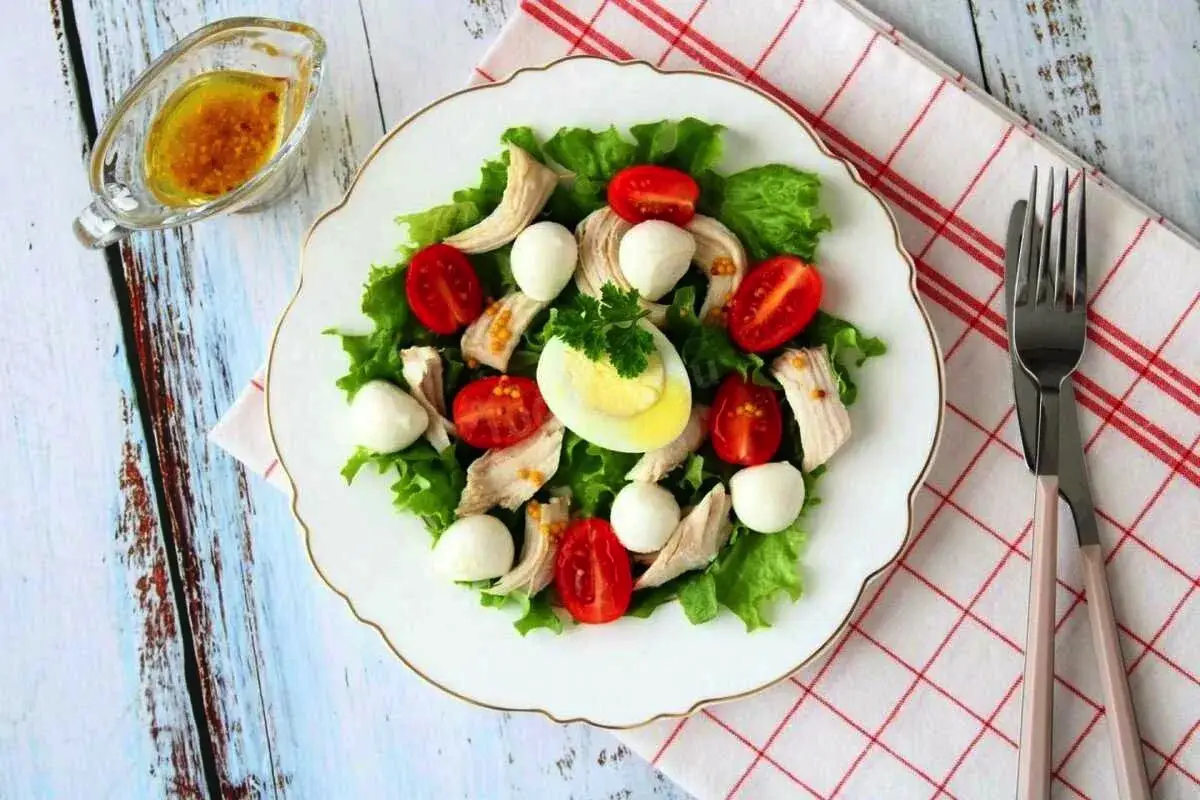 Solata s piščancem, mocarelo in češnjevimi paradižniki