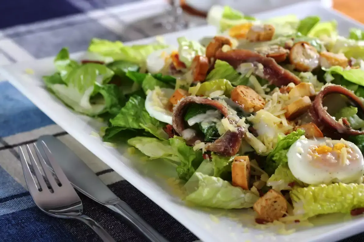 Solata z jajci, inčuni in kaprami