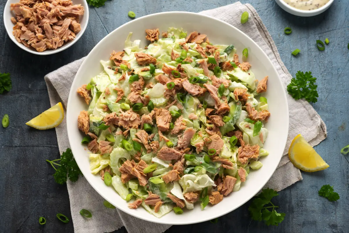 Recept za hitro pripravljeno solato s tunino: ko so vse sestavine pri roki