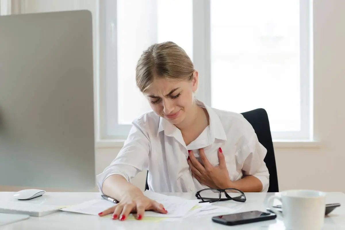 Slinjeni znaki srčnega infarkta pri ženskah: kako prepoznati nevarno stanje pri sebi ali bližnjih