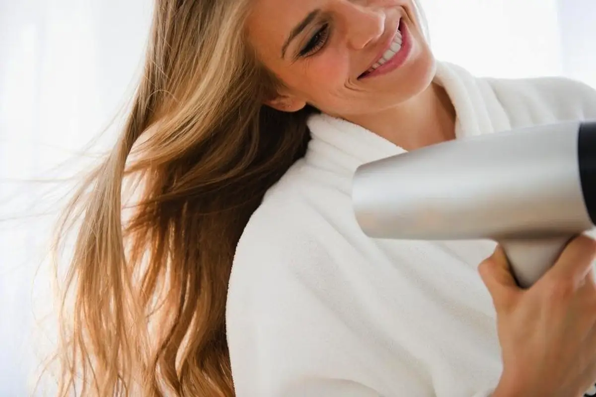 Pravilno sušenje las: Kako zaščititi lase in poskrbeti za sijaj