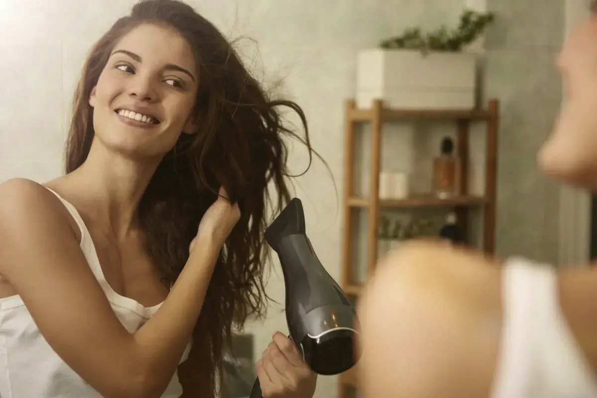 Pravilno sušenje las: Kako zaščititi lase in poskrbeti za sijaj