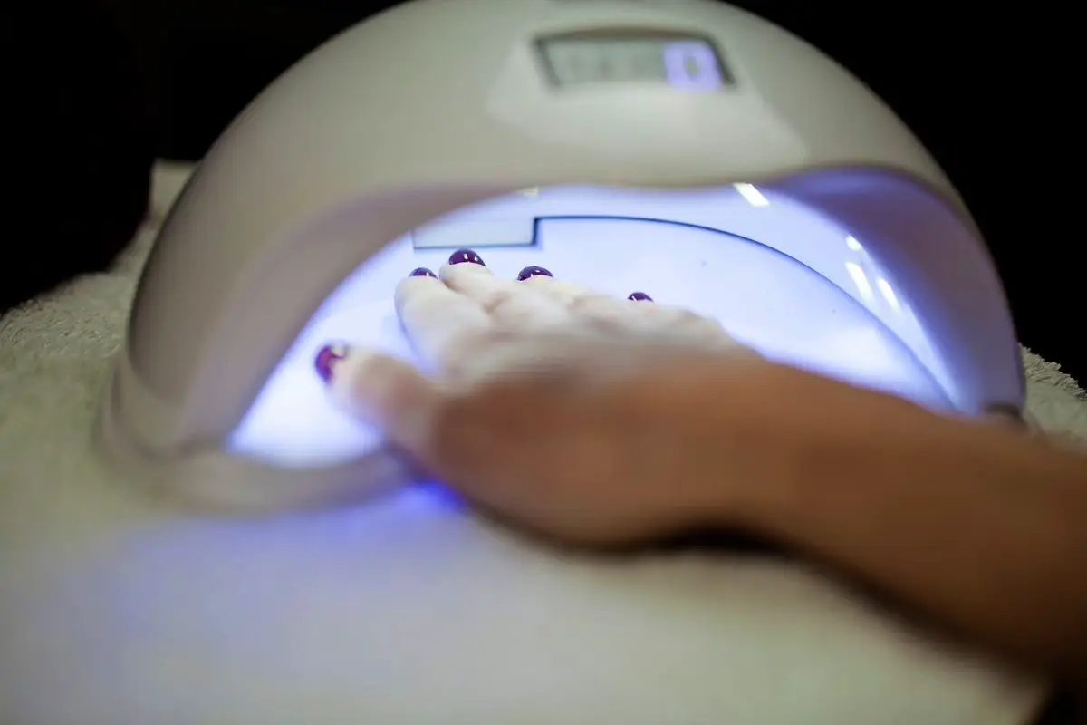 To ni normalno: kaj storiti, če med sušenjem gel laka čutiš pekoč občutek