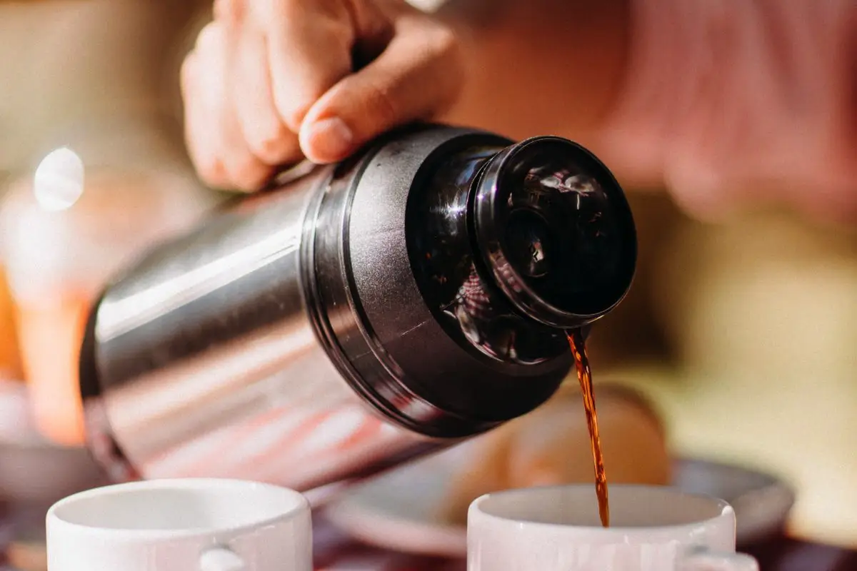 Kako očistiti termovko znotraj in zunaj: preprosti triki za brezhibno čistočo