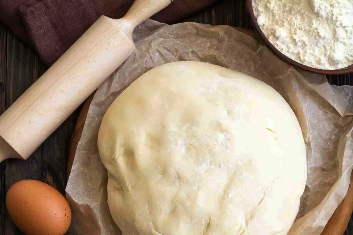 Izkušene gospodinje namesto kvasa dodajo to sestavino – testo za puhasto pecivo je pripravljeno v 10 minutah