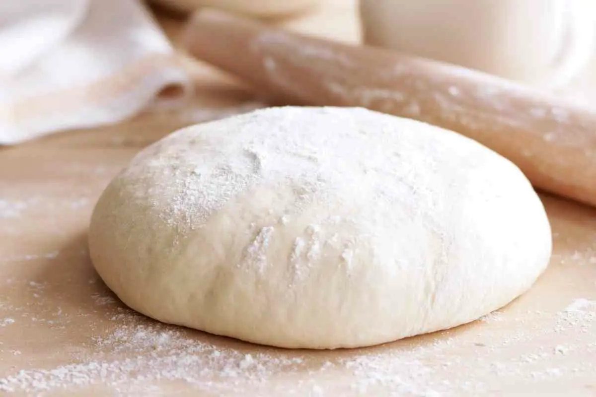 Izkušene gospodinje namesto kvasa dodajo to sestavino – testo za puhasto pecivo je pripravljeno v 10 minutah