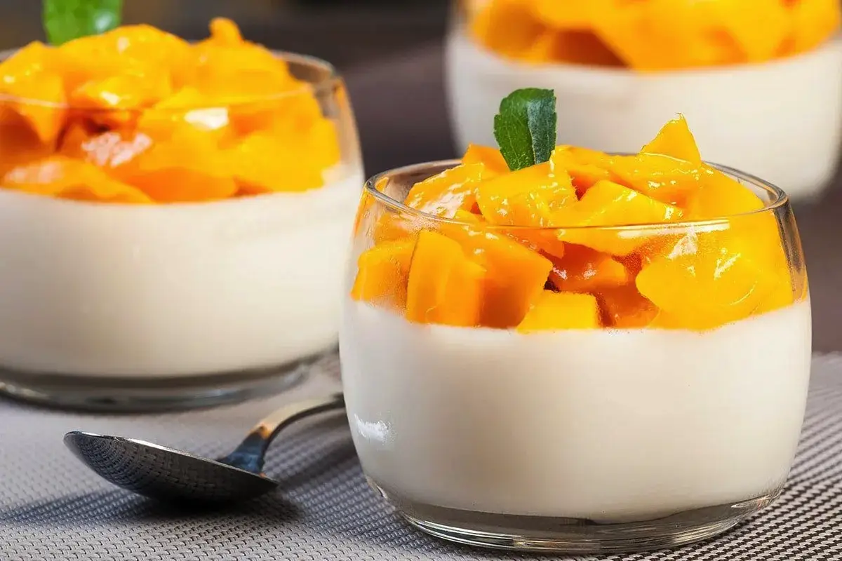 Tiramisu z mangom – preprost in nežen desert brez peke