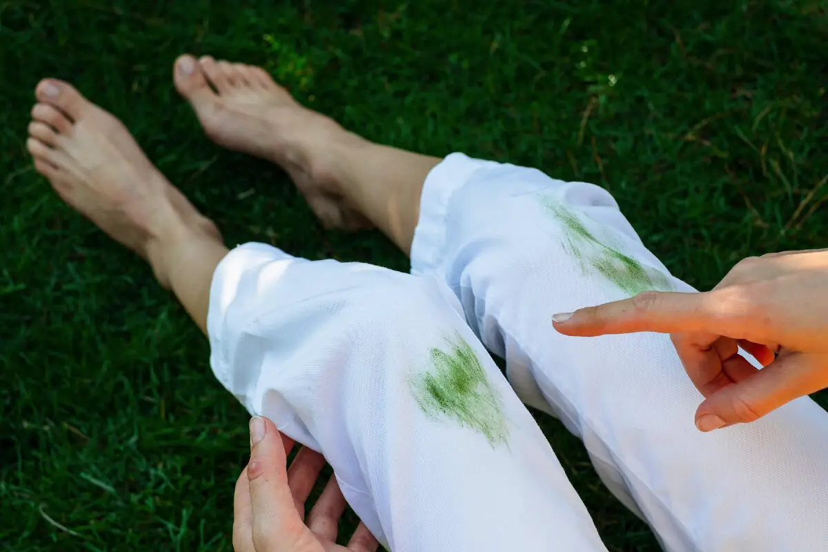 6 najboljših načinov za odstranjevanje travnih madežev z jeans hlač