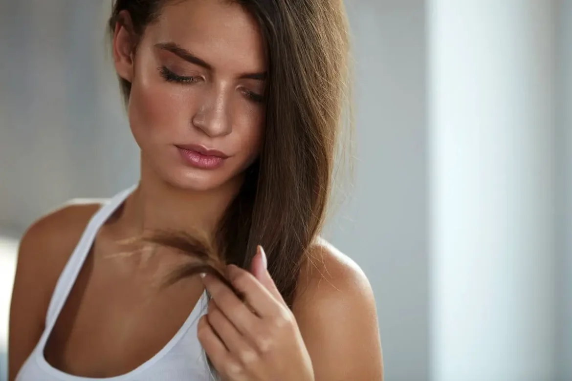 Zaradi te nedolžne napake se tvoji lasje hitreje umažejo: razsodba frizerke