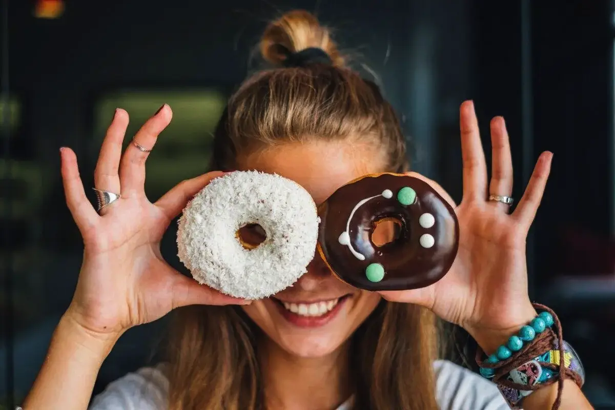»Umirjujoča hrana«, ki v resnici takoj poslabša počutje: Izogibaj se ji