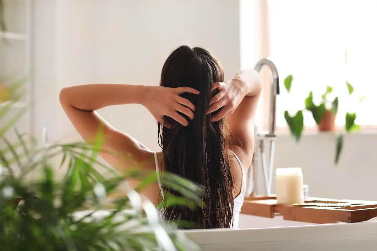 Najboljša tehnika umivanja las za naraven volumen brez oblikovanja – uporabljale so jo že naše babice!