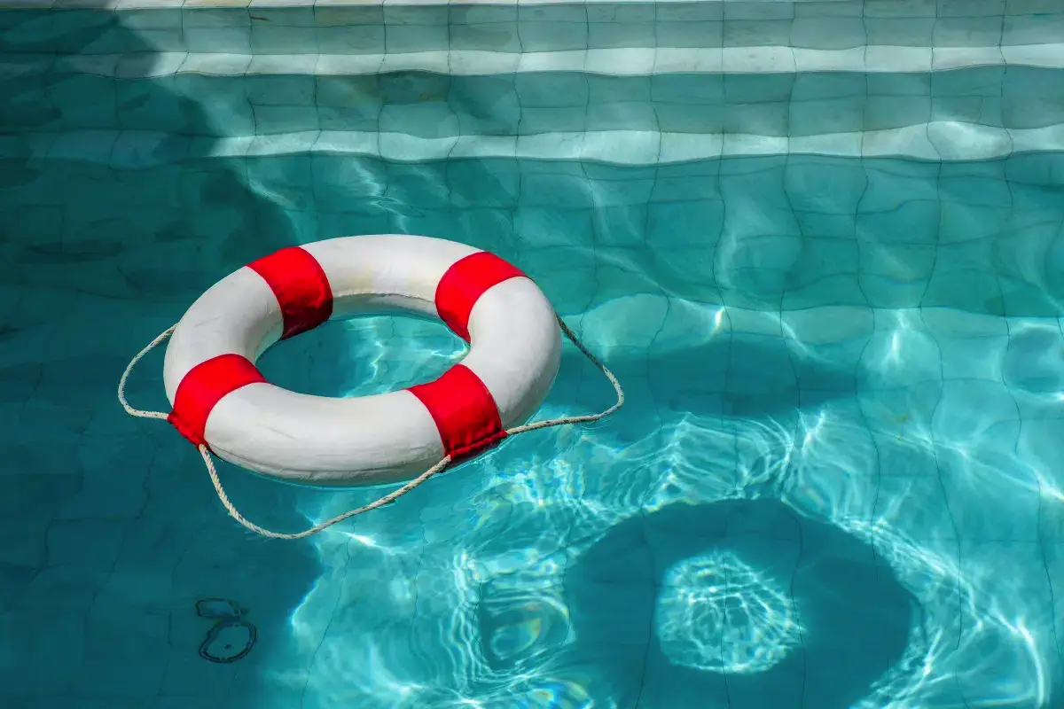 Prepoznaj simptome: 5 pogostih bolezni, ki jih lahko stakneš v bazenu