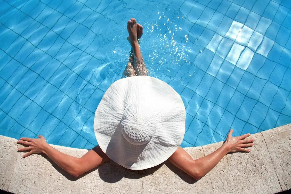 Zakaj pred plavanjem v bazenu navlažiti lase in po njem spirati usta?