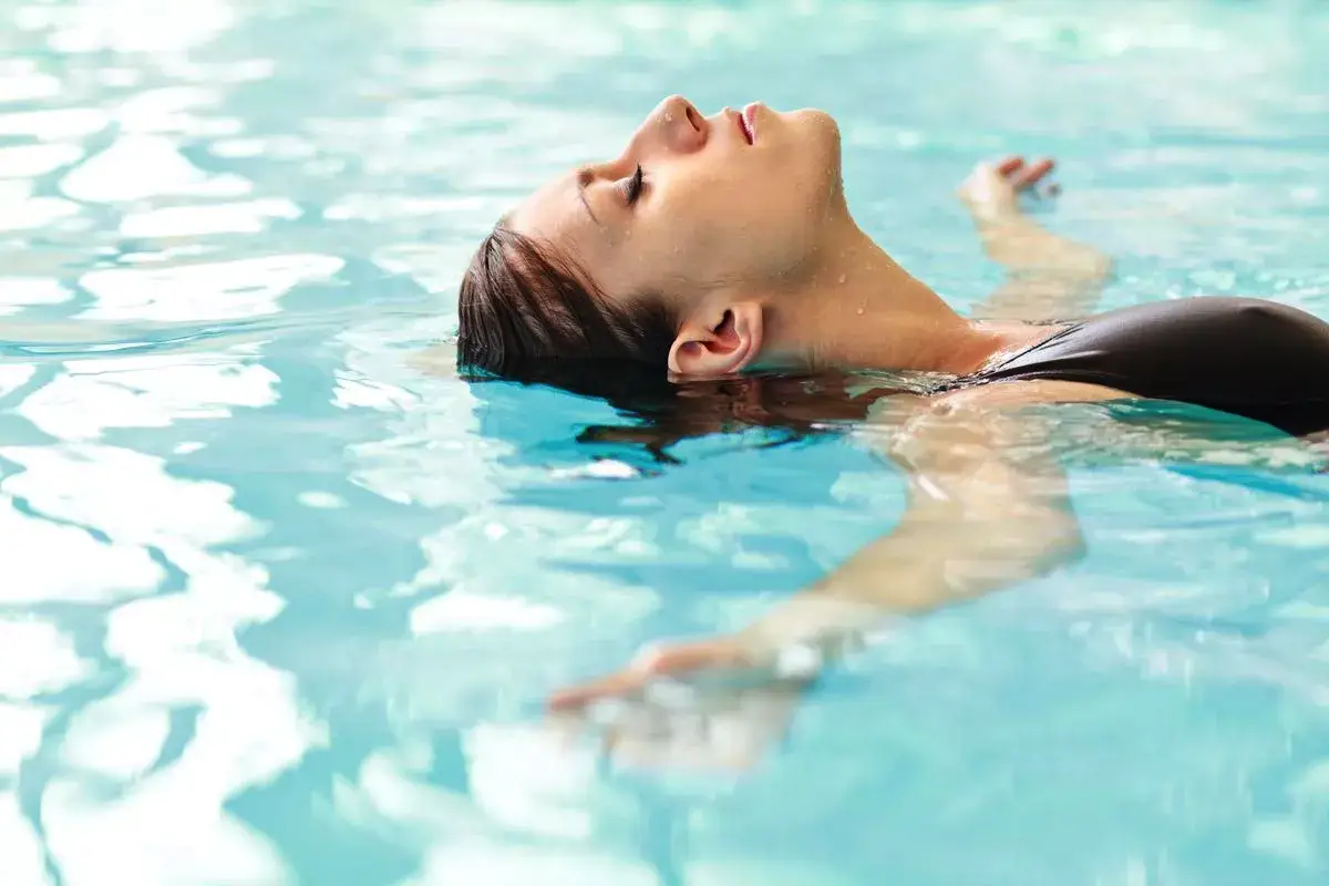 Zakaj pred plavanjem v bazenu navlažiti lase in po njem spirati usta?