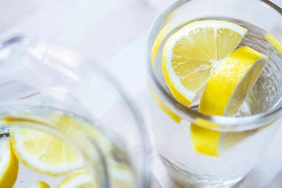 Ali je res, da je voda z limono zelo koristna?