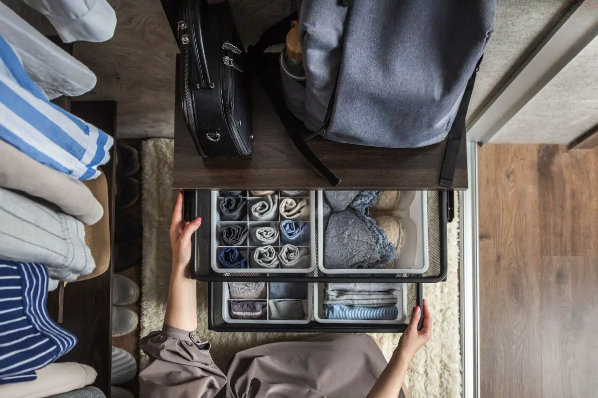 Kako odstraniti vonj po vlagi iz omare: Preizkušeni načini, ki delujejo