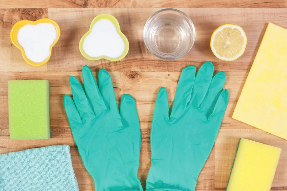 3 preverjeni načini za odstranjevanje vonja potu z oblačil – tudi s svile in volne