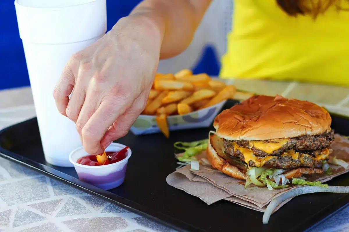 Vpliv hitre hrane: kaj se zgodi z našim telesom, ko jemo hot doge in pomfrit