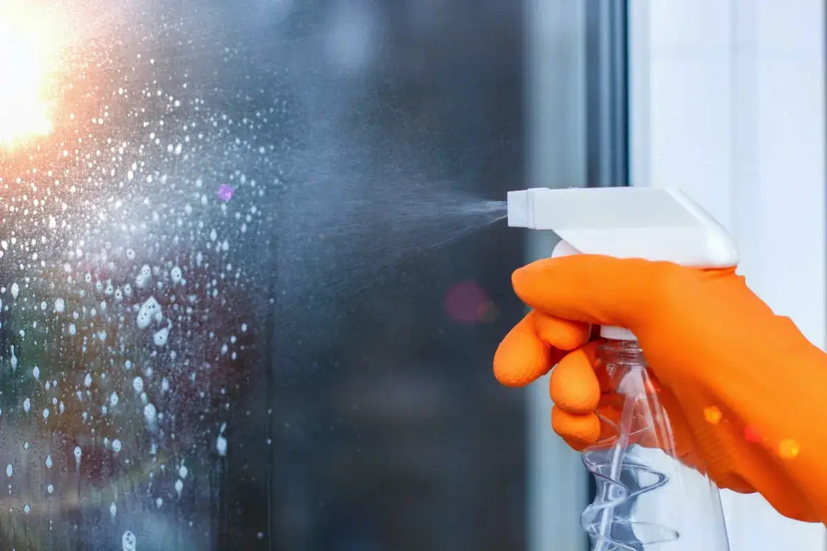 3 preprosti načini za odstranjevanje prask na okenskih steklih