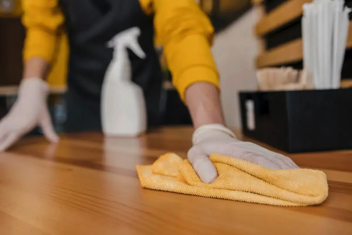 Zakaj se umazanija nabira v nekaterih delih doma pogosteje kot v drugih? Zakoni prahu