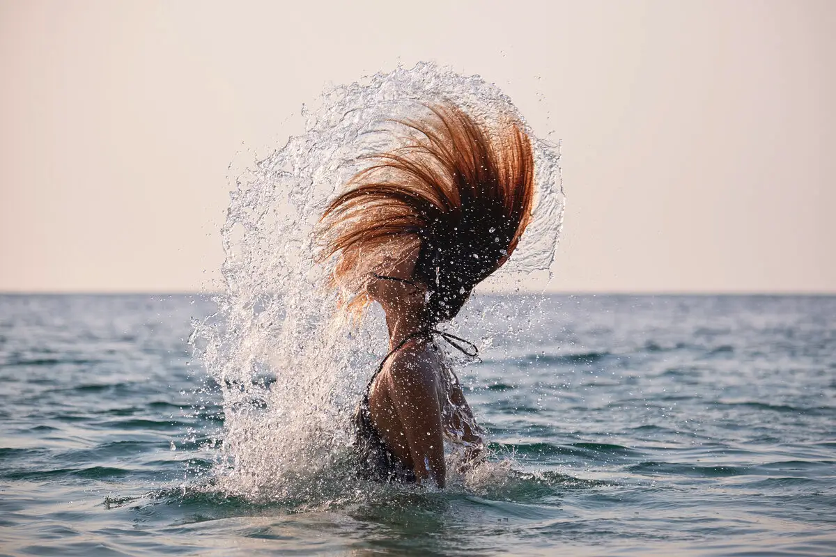 Ne le šampon: Kako zaščititi lase pred morsko vodo in ohraniti njihov sijaj